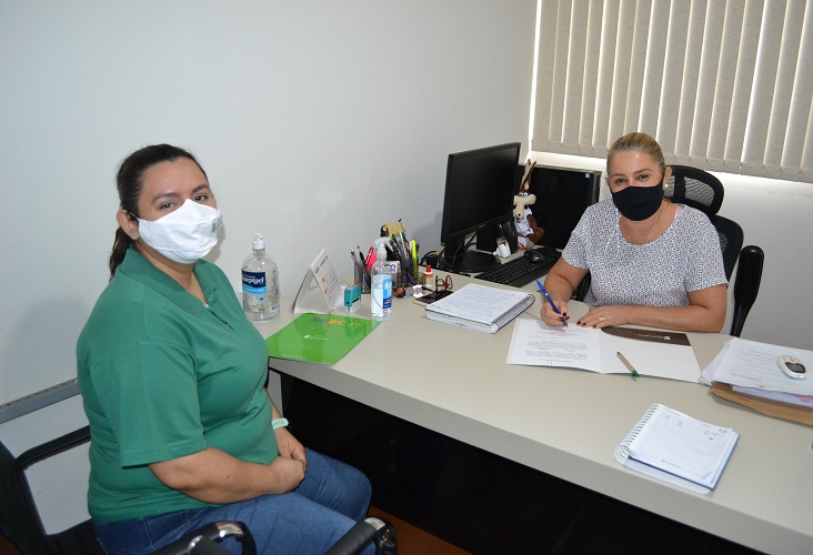 A coordenadora da CRE, Julice Ferreira, durante a assinatura do termo de recebimento da doação